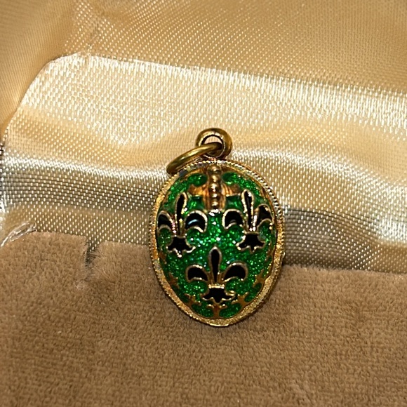 Vintage Fleur de Lis Green Enamel Gold Egg Pendant Charm for Necklace Bracelet - Picture 6 of 10